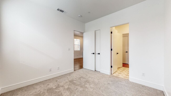 Building Photo - 1 bedroom Granny unit! (Above Garage) with...