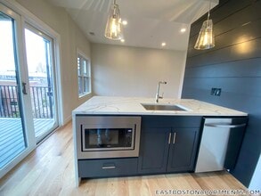 Building Photo - 275 Webster St