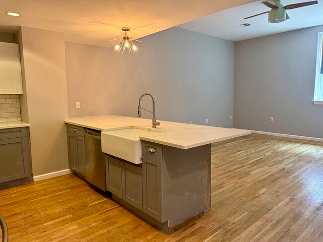 Building Photo - 305 Whiton St