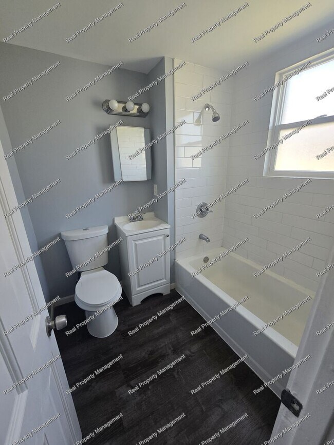 Building Photo - Two Bedroom Main Floor Apartment