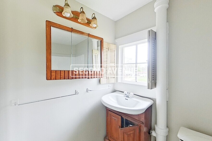 Building Photo - 3401 Hickory Ave SW