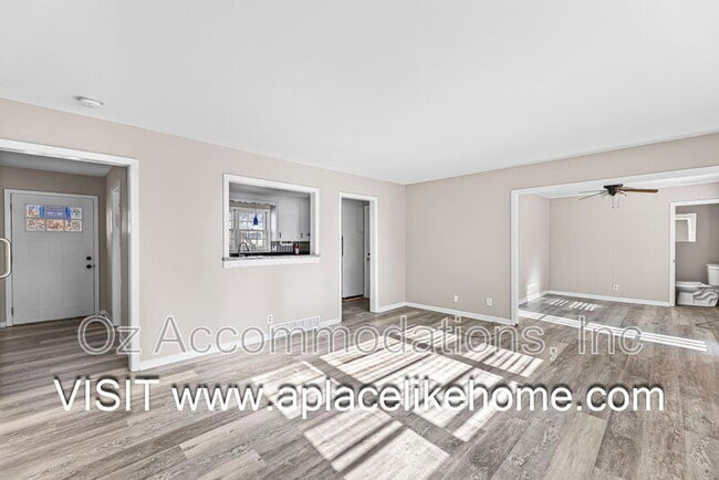 Building Photo - 515 E Sheridan St