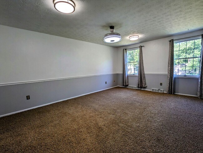Building Photo - Center Hall Colonial for rent in Hudson!