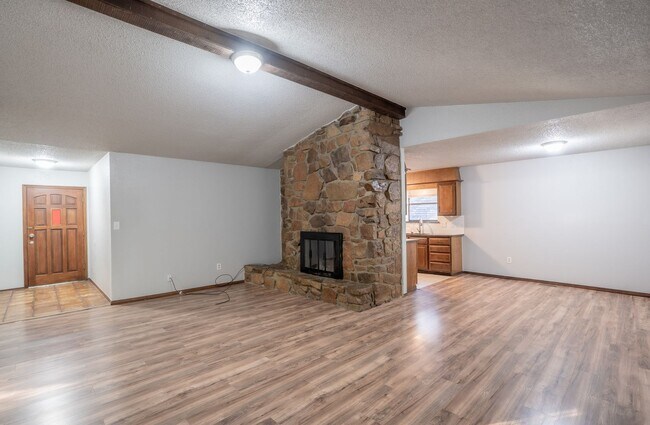 Building Photo - Great Location 3 Bed 2 Bath Home For Rent