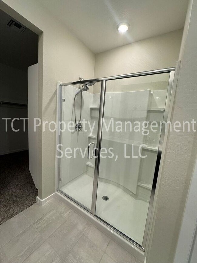 Building Photo - Beautiful like new home in San Tan Groves