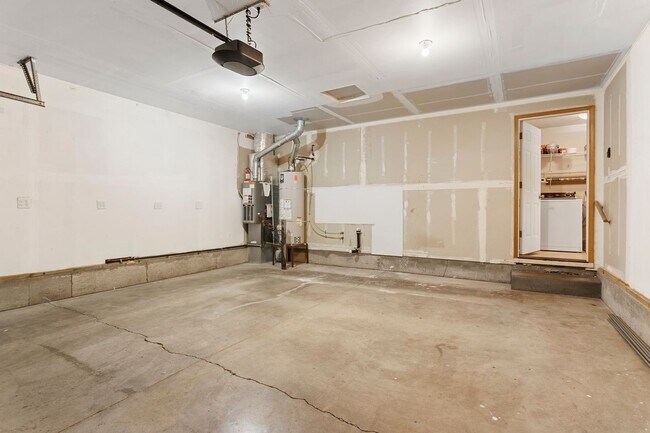 Building Photo - Secluded 3 bedroom 2 bath home close to Wo...