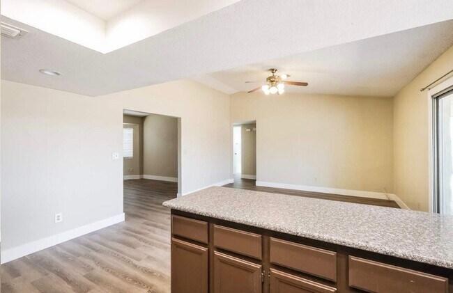 Building Photo - 9503 W Las Palmaritas Dr