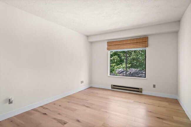 Building Photo - Stylish Lake Oswego 1 Bedroom Condo with Loft — Walk to Shops & Parks