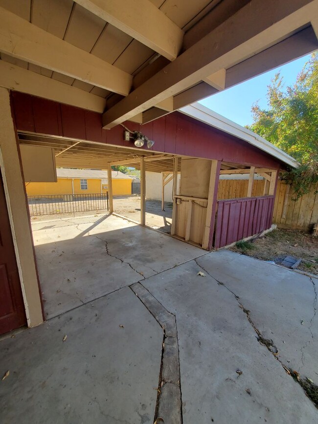 Building Photo - Vintage Meiners Oaks Home