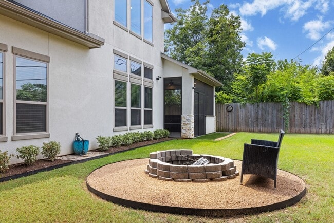 Building Photo - 8550 Ridgepoint Dr