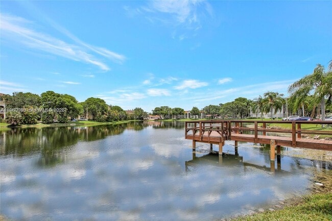 Building Photo - 250 Jacaranda Dr