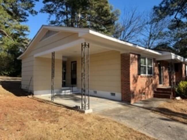 Building Photo - 3 Bedroom Newly Renovated Unit