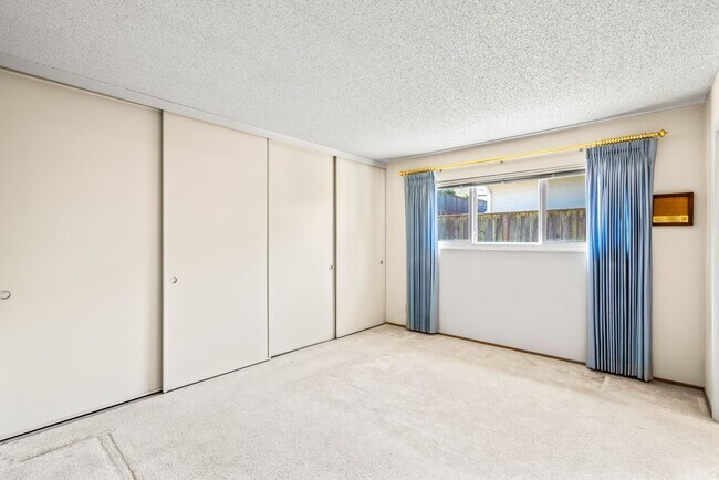 Building Photo - Charming and Immaculate Home for Rent in S...