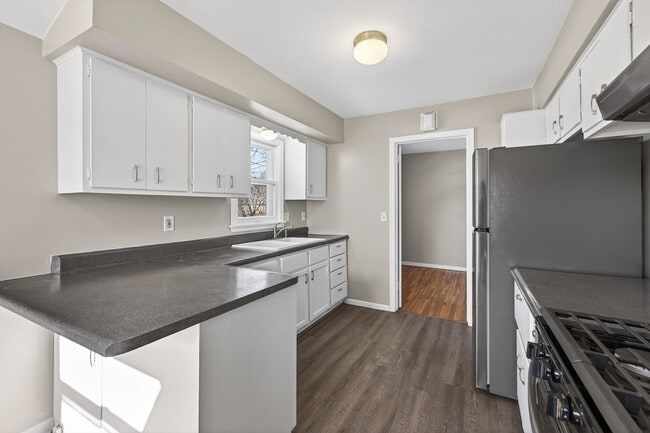 Building Photo - Great Location