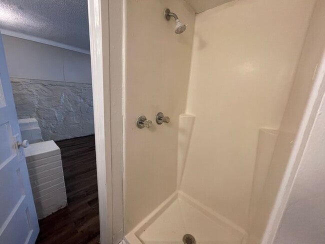 Building Photo - ((FREE RENT)) Cozy 1 Bedroom 1 Bath Downst...