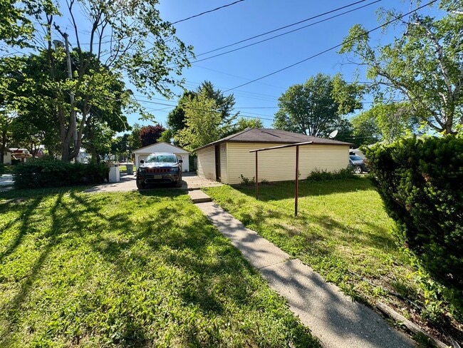 Building Photo - 5905 N 66th St