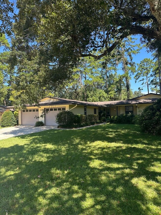 Building Photo - Gorgeous 2/1 located in the heart of Talla...