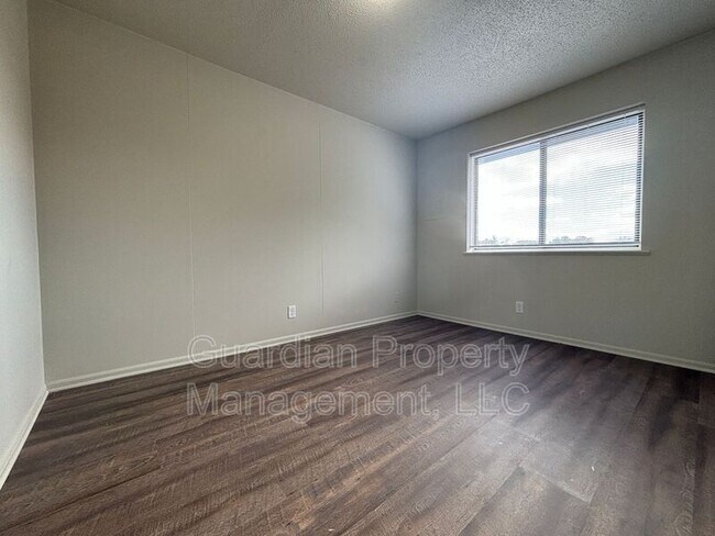 Building Photo - 1602 Brookside Dr