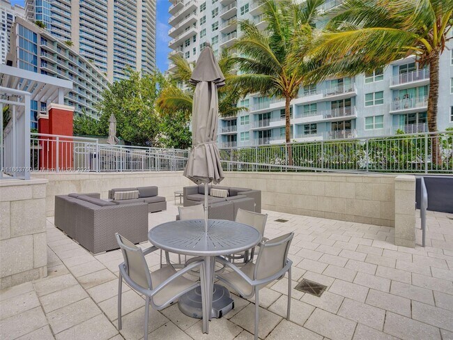 Building Photo - 1155 Brickell Bay Dr