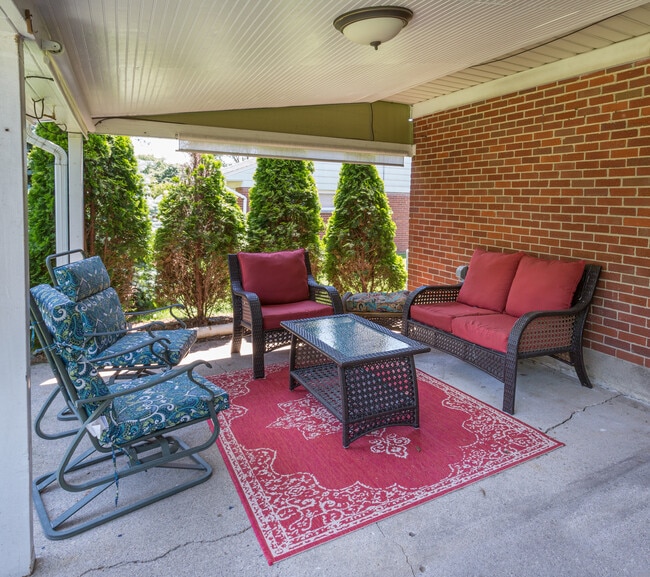 Back patio with Grill - 4150 Ackerman Blvd