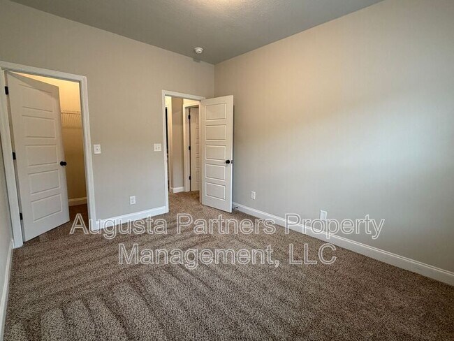 Building Photo - 1008 Swan Ct