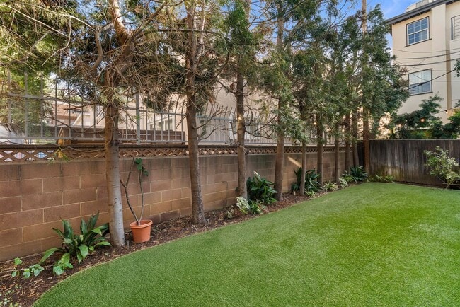 Building Photo - Gorgeous 3+3 Private Single Family Townhou...