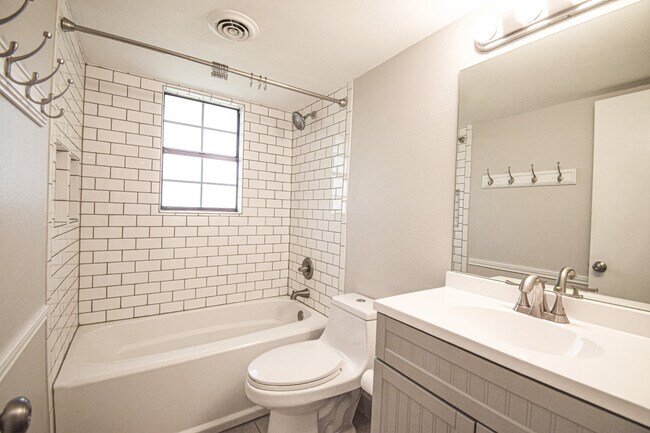 Building Photo - Cypress Street Duplex