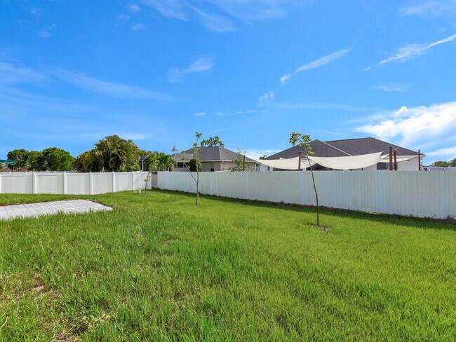 Building Photo - 1110 NW 18th Ave