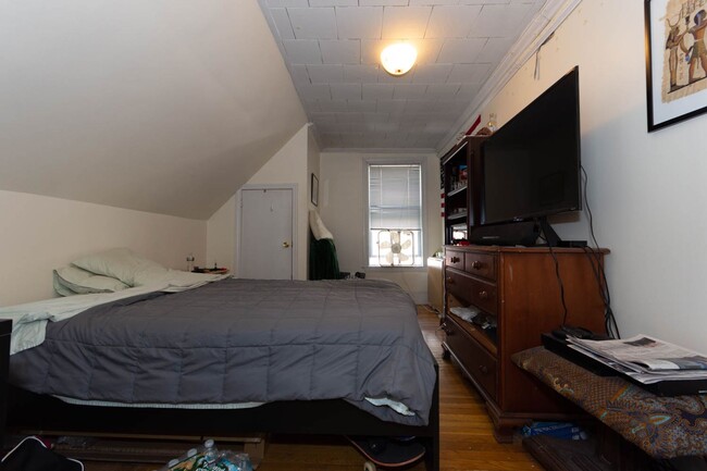 Building Photo - No Brokers Fee, Heat and Hot Water Included, Top Floor Unit, Steps from the T Stop, Eat-in Kitche...