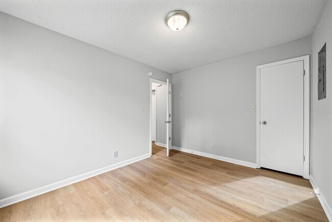 Building Photo - 3 Bedroom 2 Full Bath Home For Rent near Post!