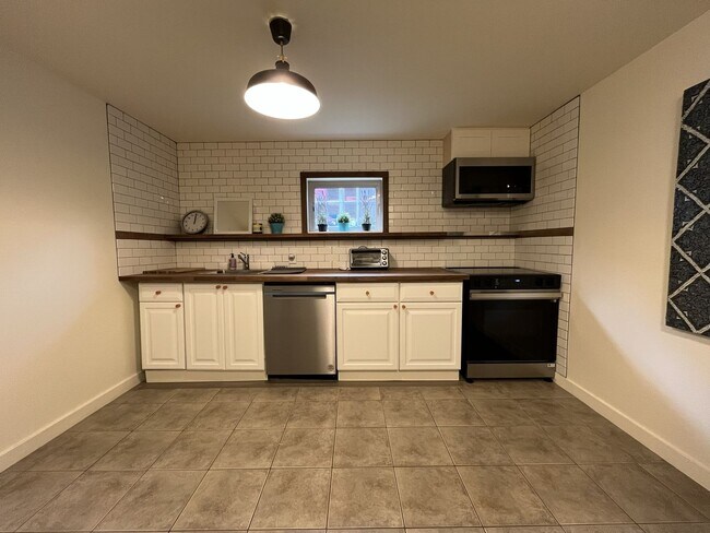 Building Photo - Spacious 1 Bedroom ADU Steps to OHSU with Soaking Tub, Rain Shower, and Treeline Views