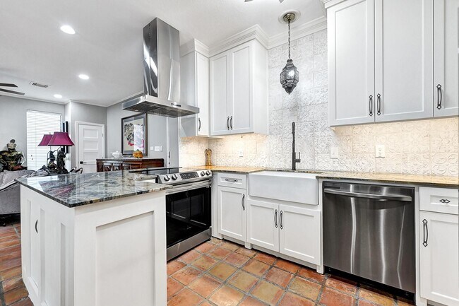 Building Photo - 2100 Commonwealth St