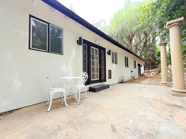 Building Photo - 9501 N Clybourn Ave