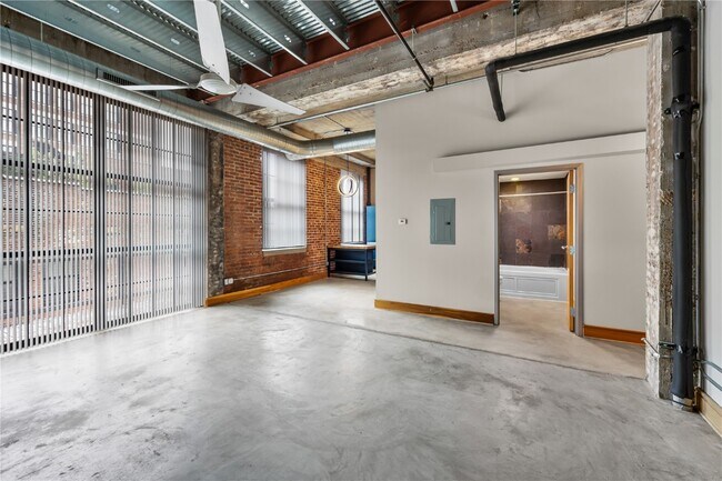 Building Photo - 2201 Locust St
