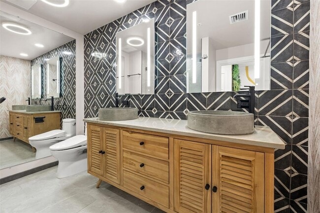 Building Photo - 1208 E Kennedy Blvd