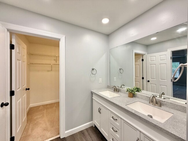 Building Photo - Recently Remodeled 4BD, 2.5BA North Raleig...