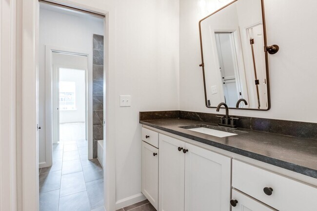 Building Photo - Urban living in Edmond