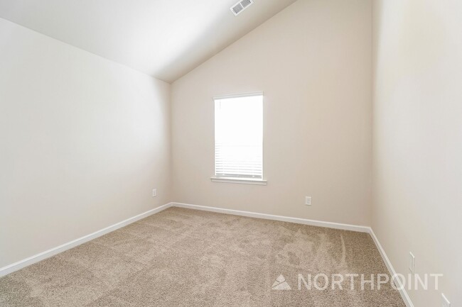 Building Photo - Beautiful 3BR 3.5BA Townhome w/ Full Appliance Kitchen Garage Parking in University