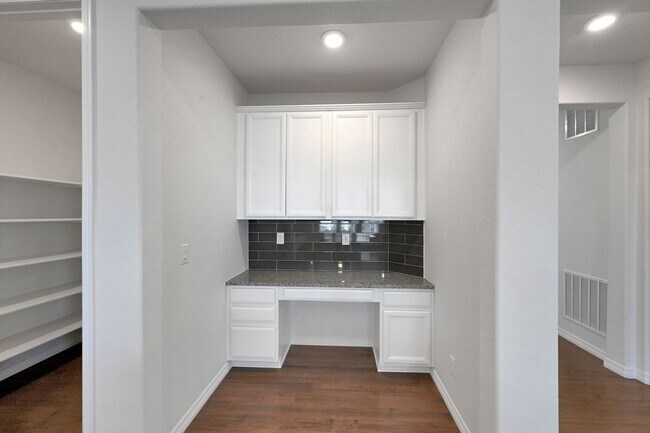 Building Photo - Modern 5BR House in Parker