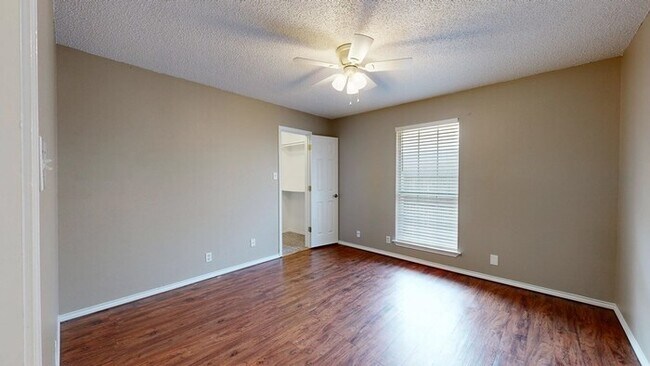 Building Photo - 3 bed 2 bath home, 2 car garage