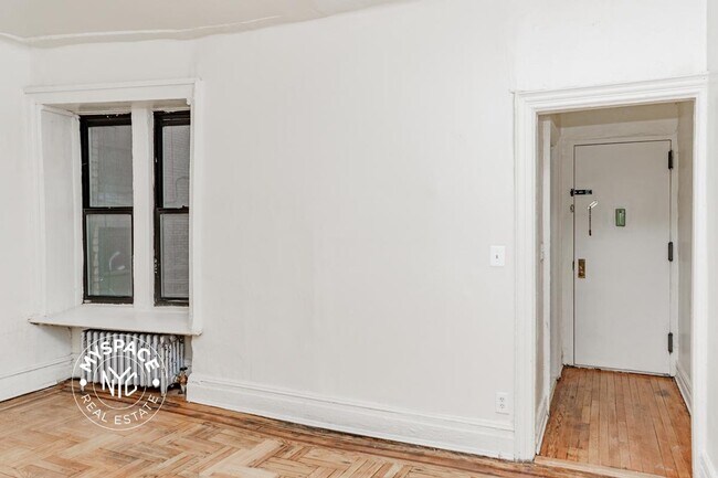 Building Photo - 374 E 49th St