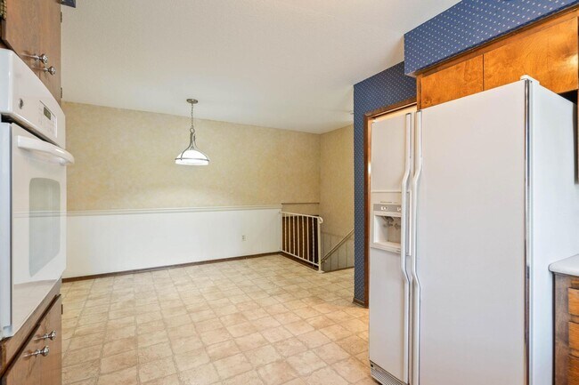 Building Photo - Spacious, well-cared for 4-bdrm/3-bath split-level—Family/laundry rooms, backyard, garage