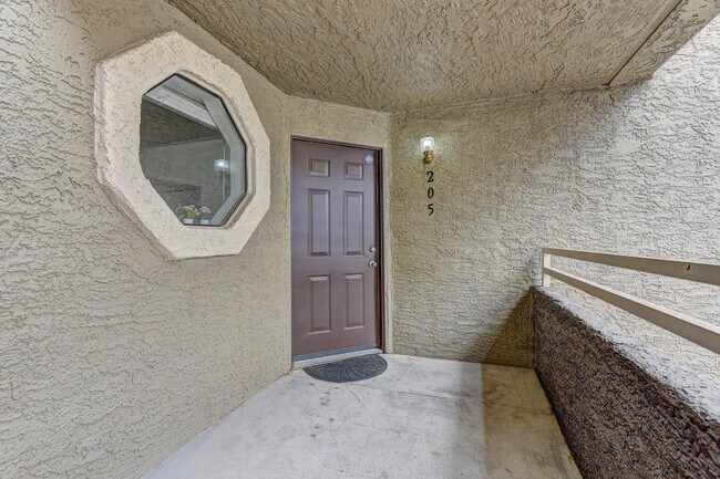Building Photo - Beautiful Upstairs Condo