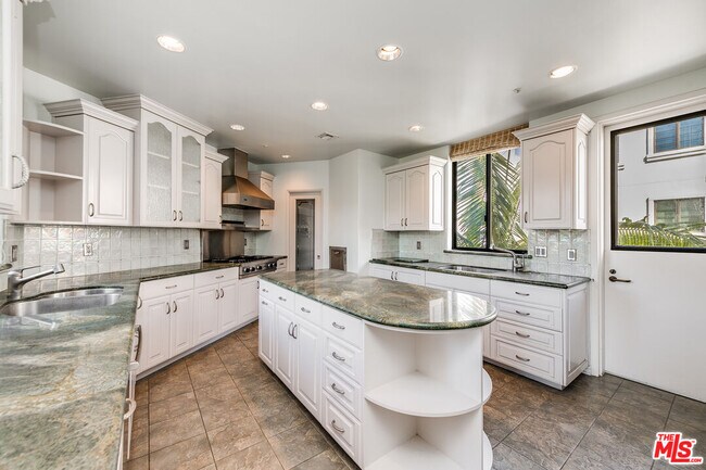 Building Photo - 450 N Maple Dr
