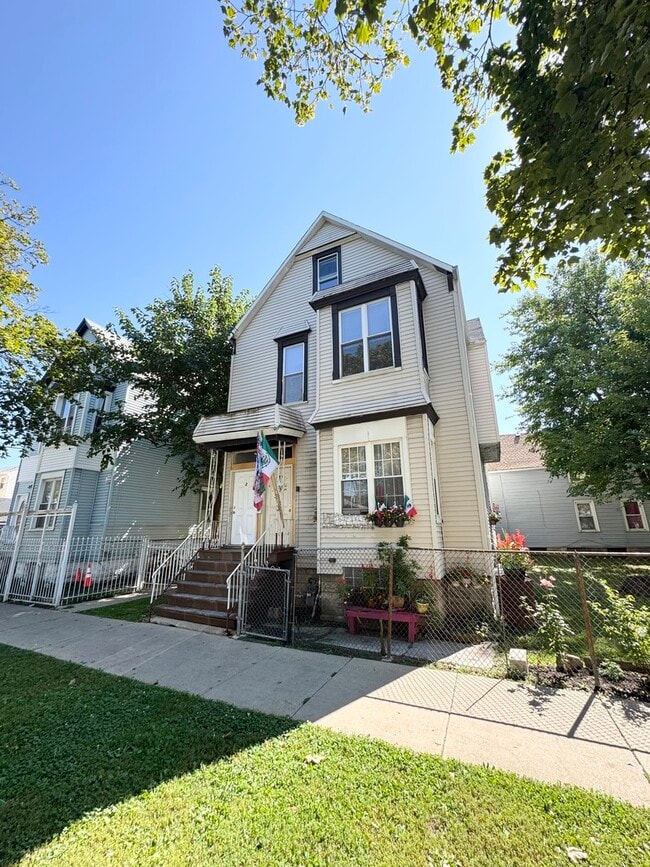 Building Photo - 4153 W Wabansia Ave