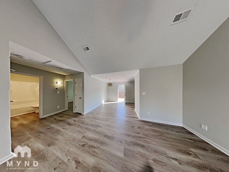Building Photo - 512 Basswood Way