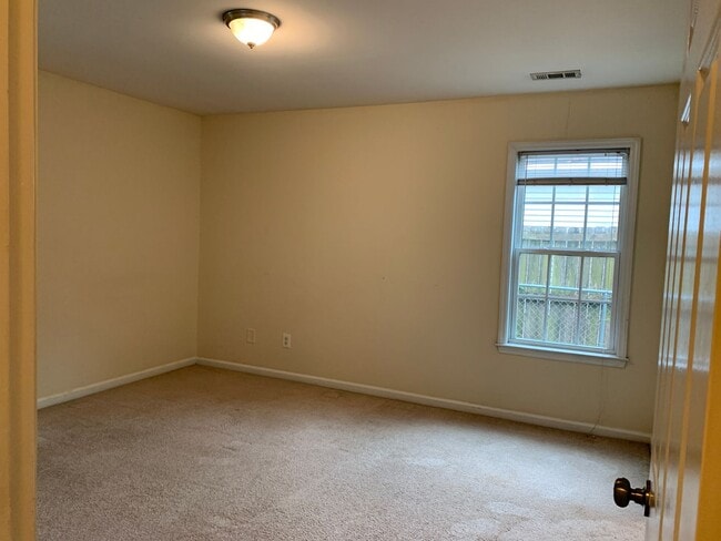 Building Photo - $500 OFF 1ST MONTHS RENT! Lawncare INCLUDED! 3 Bedroom, 2 Bath House