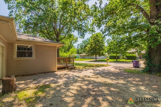 Building Photo - 1526 Jarvis Dr