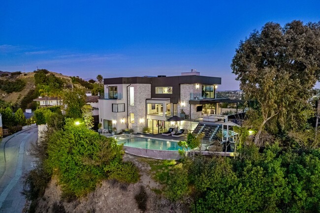 Primary Photo - Prestigious Hollywood Hills Home for Rent