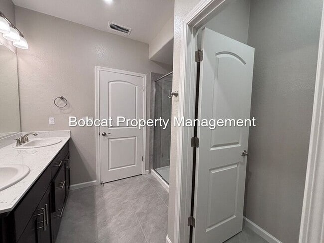 Building Photo - 860 Furlong Dr